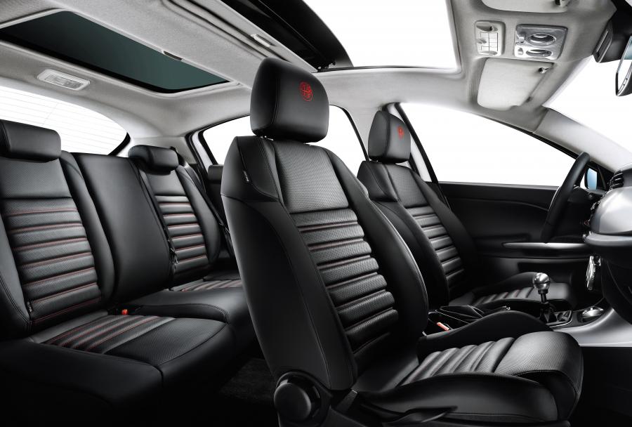 Интерьер Alfa Romeo Giulietta 2010 года  (фото 18 из 61)